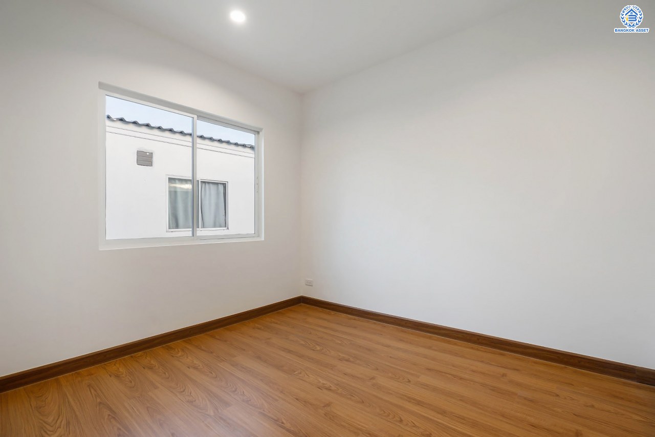 บ้านมือสองตกแต่งใหม่ โครงการ เดอะวิลเลจ แจ้งวัฒนะ-ติวานนท์ หลังมุม เนื้อที่ 55 ตร.ว. ดีไซน์ตอบทุกไลฟ์สไตล์ ฟังก์ชัน 3 ห้องนอน 2 ห้องน้ำ จอดรถได้ 2 คัน Living ชั้นล่างกว้างขวาง สามารถกั้นเป็นห้องเพิ่มได้สบาย ๆ บนทำเลติดถนนใหญ่ เชื่อมต่อทุกเส้นทาง ใกล้รถไฟฟ้าสายสีชมพู "สถานีแจ้งวัฒนะ-ปากเกร็ด28" และจุดขึ้นทางด่วน "ศรีสมาน"